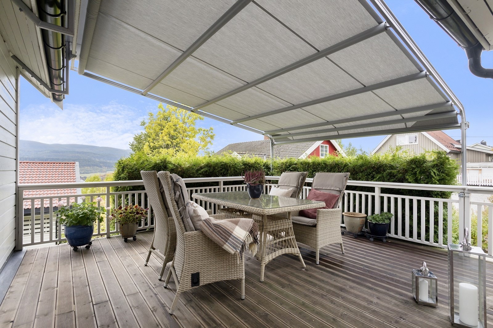 Fra stuen er det utgang til en flott terrasse, med praktisk tak som man kan rulle ut og inn. Galleribilde