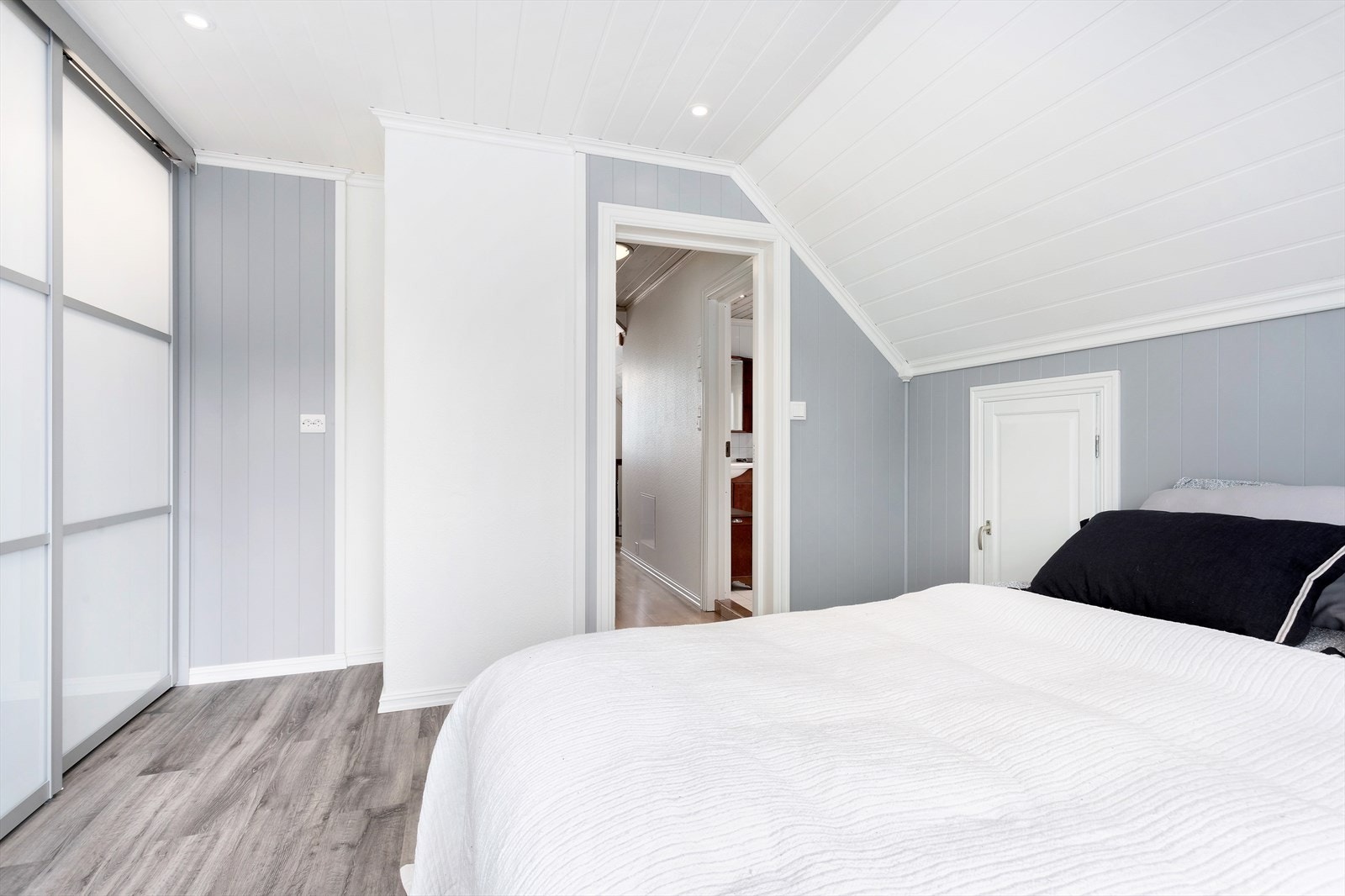 Det største soverommet har downlights i himling og en stor skyvedørsgarderobe. Galleribilde