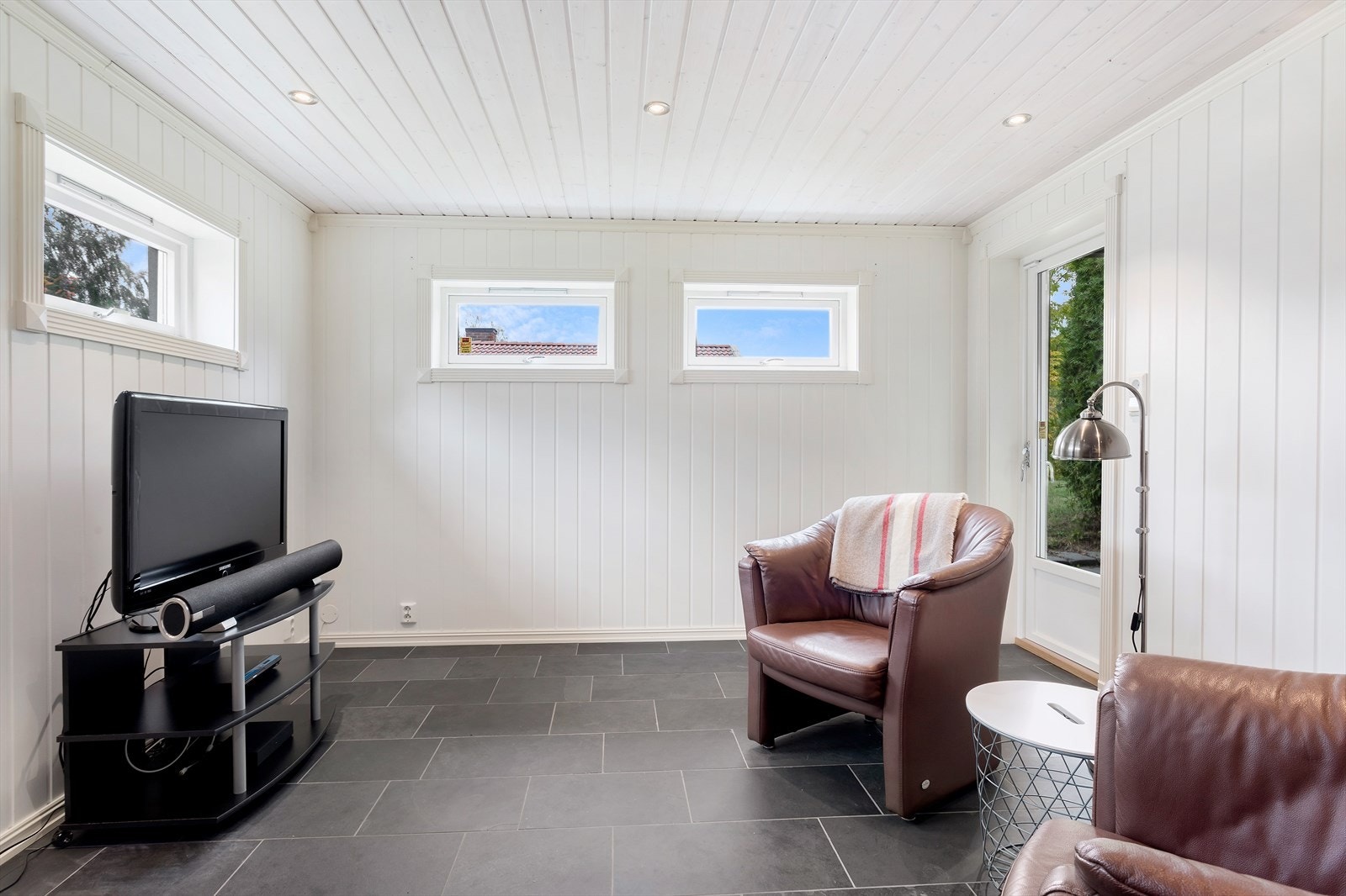 Rommet har lyse overflater, flislagt gulv og downlights i himling. (Rommet er ikke omsøkt og er ikke godkjent som rom for varig opphold). Galleribilde