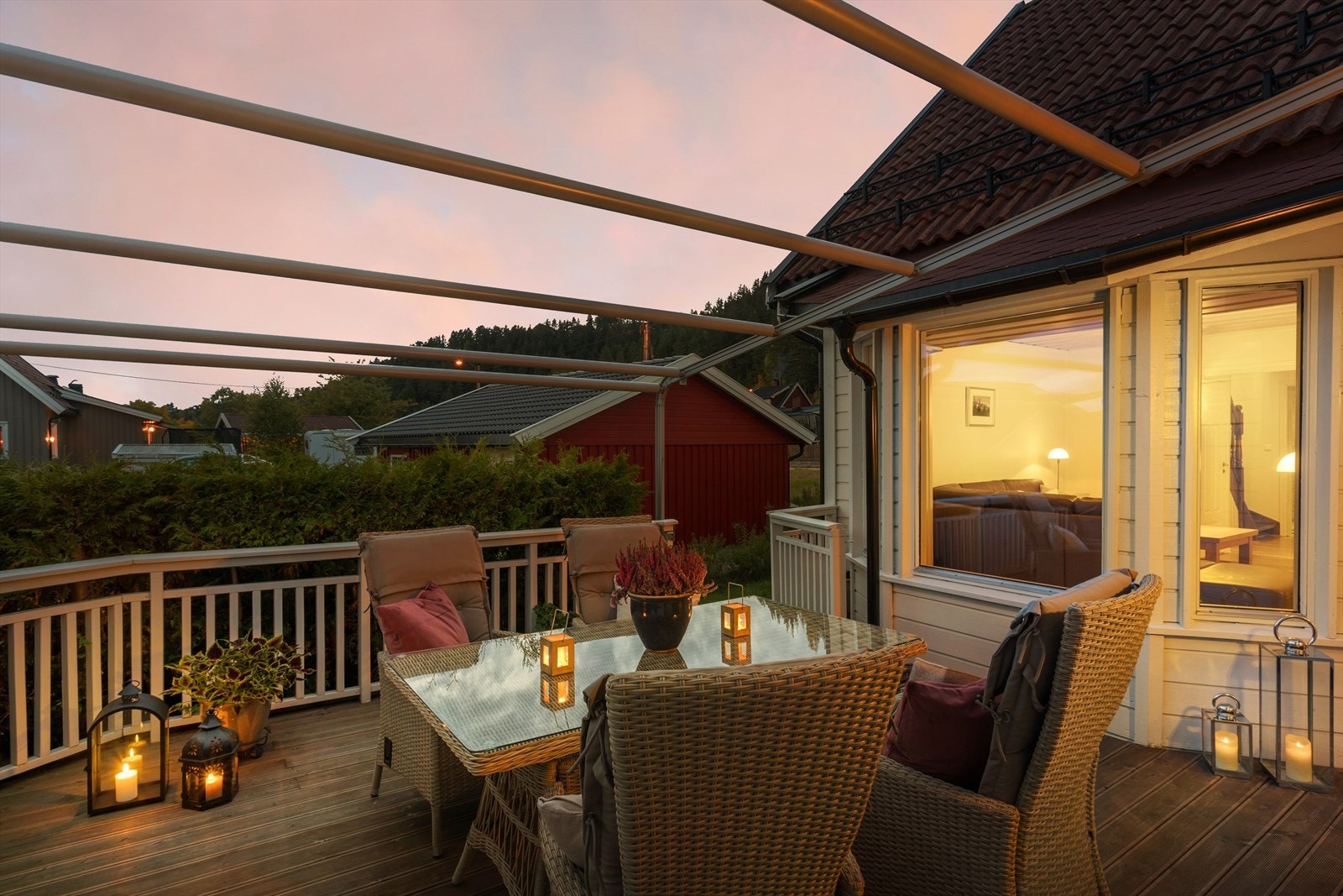 Kveldsstemning på terrassen. Galleribilde