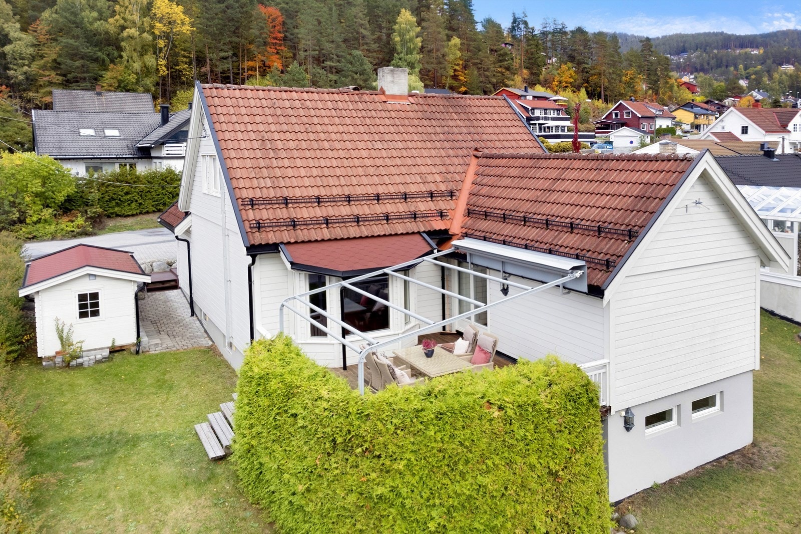 Fra terrassen er det adkomst til hagen. Galleribilde