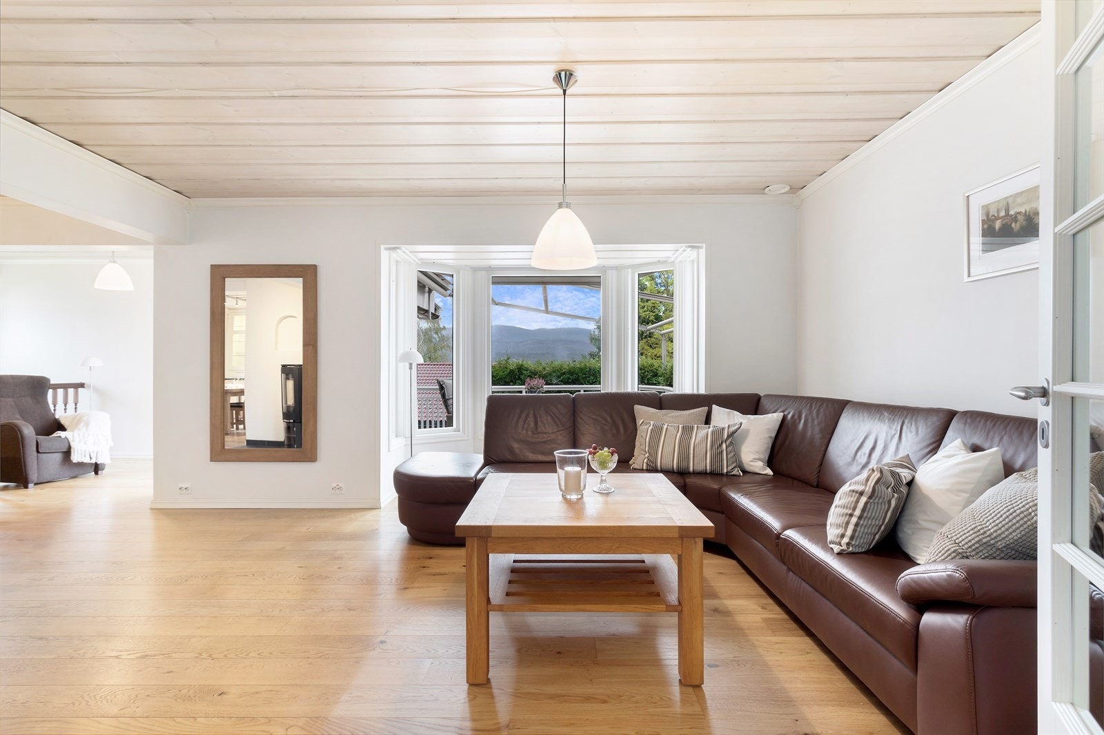 Stuen har store vindusflater som gir fint med naturlig lys. Galleribilde