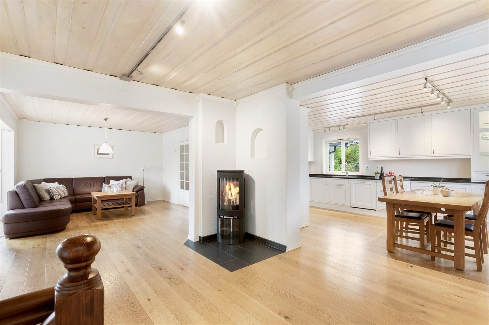 Boligen har en romslig stue med åpen løsning mot kjøkkenet. Galleribilde