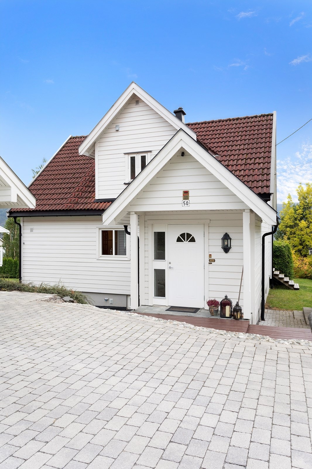 Boligen har et pent opparbeidet inngangsparti. Galleribilde