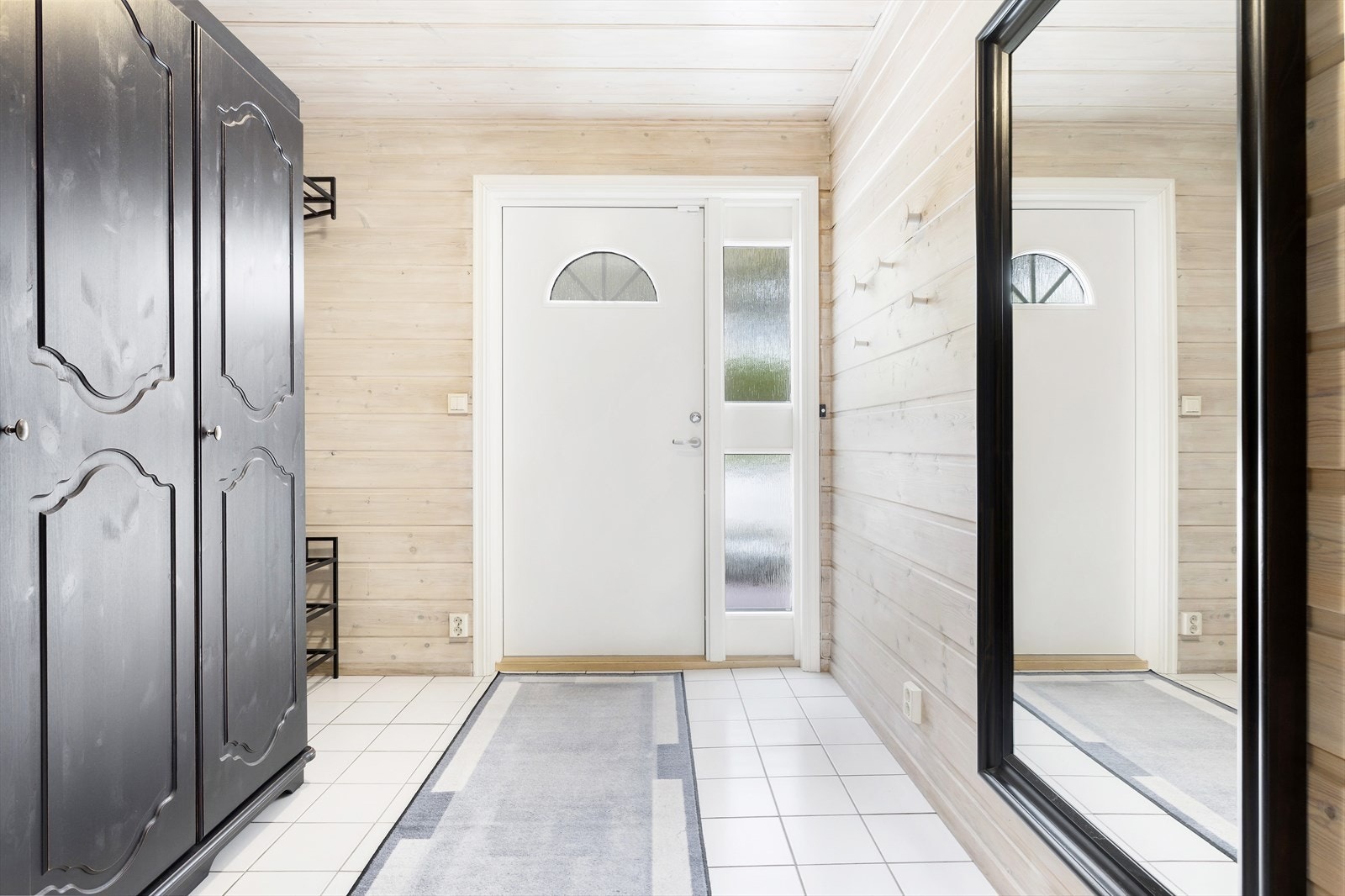 Lys entré med garderobeskap og god plass for yttertøy. Galleribilde