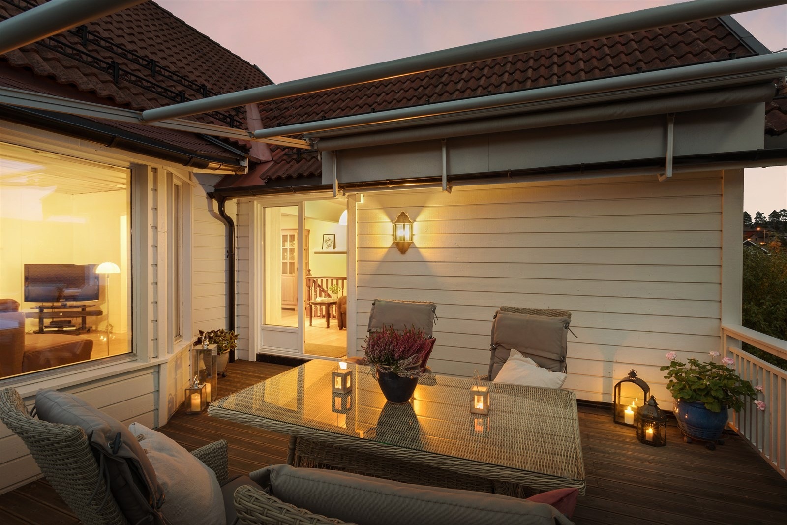 Kveldsstemning på terrassen. Galleribilde