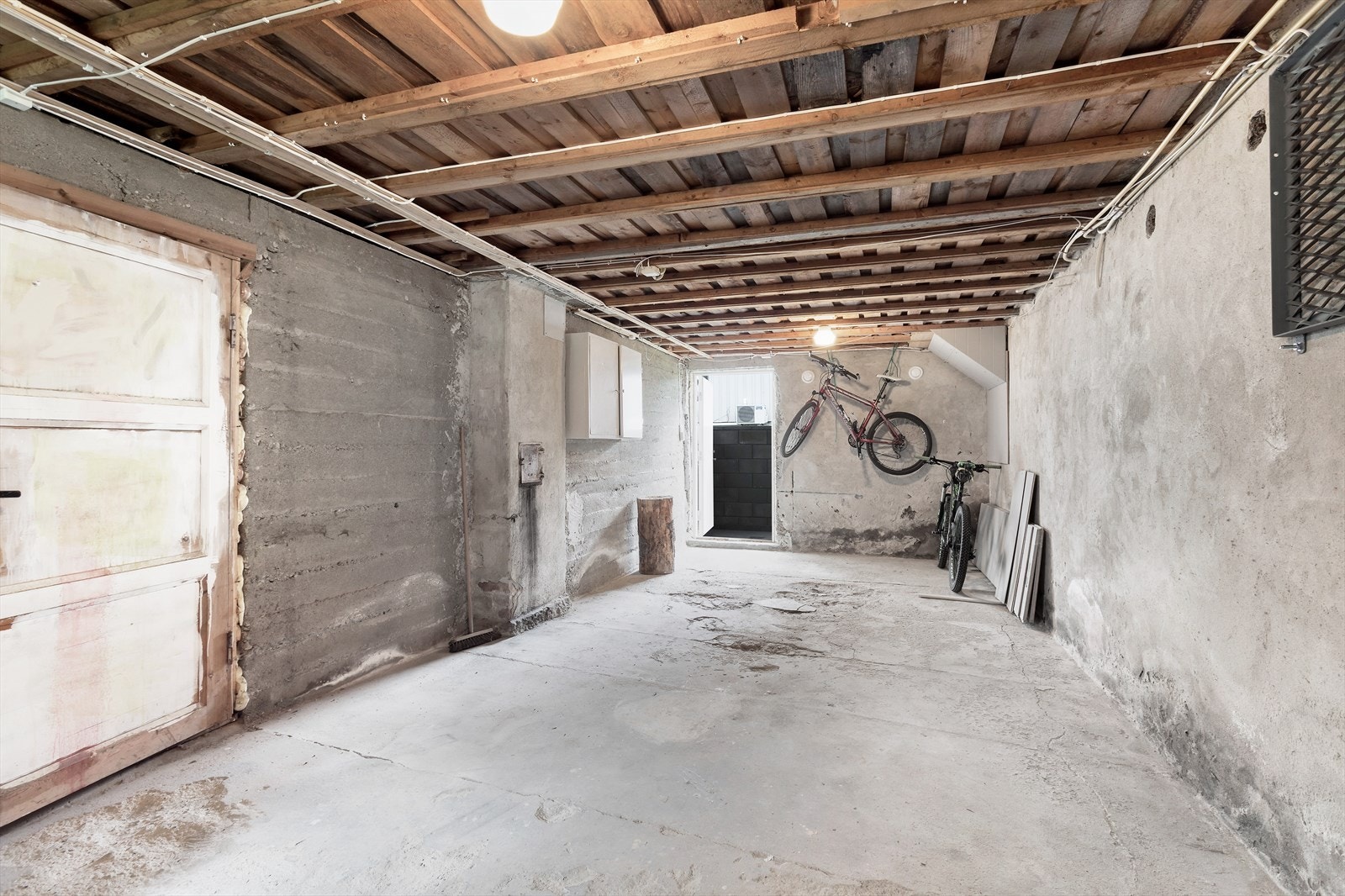 God lagrings- og oppbevaringsplass i romslig kjeller. Galleribilde