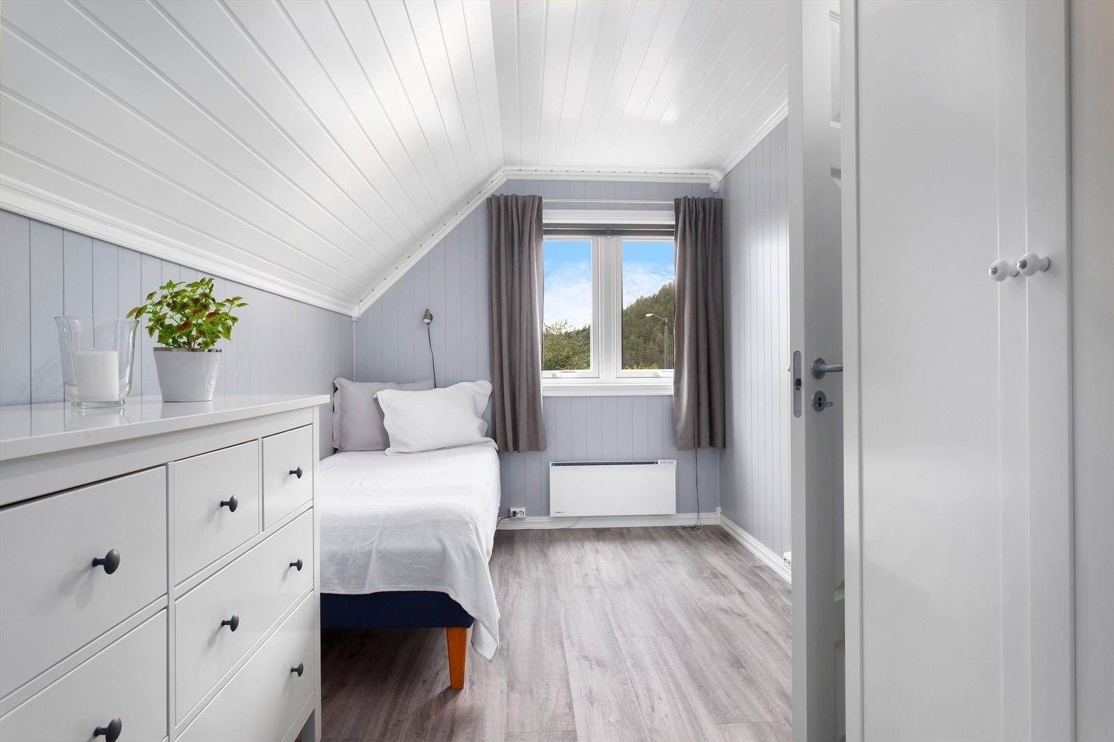 Lyst og innbydende soverom nr. 2 i 2. etasje. Galleribilde