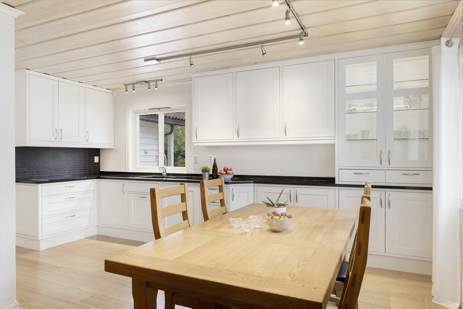 Boligen har et lyst og innbydende kjøkken med god plass til et romslig spisebord. Galleribilde