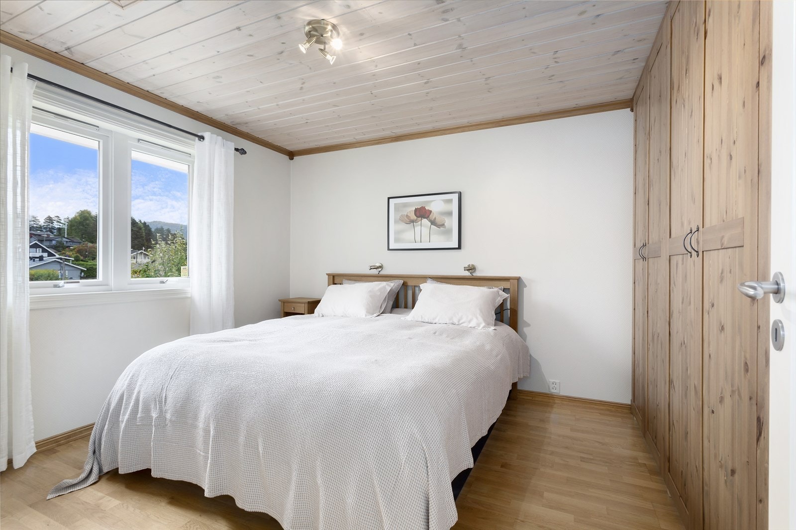 Hovedsoverommet ligger i 1. etasje og har et romslig garderobeskap. Galleribilde