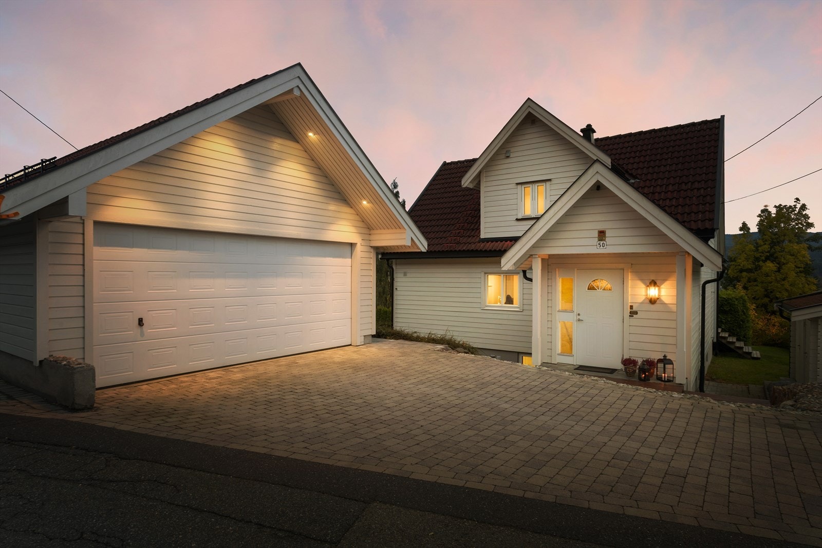 Boligen har dobbelgarasje og plass til parkering på gårdsplass. Galleribilde