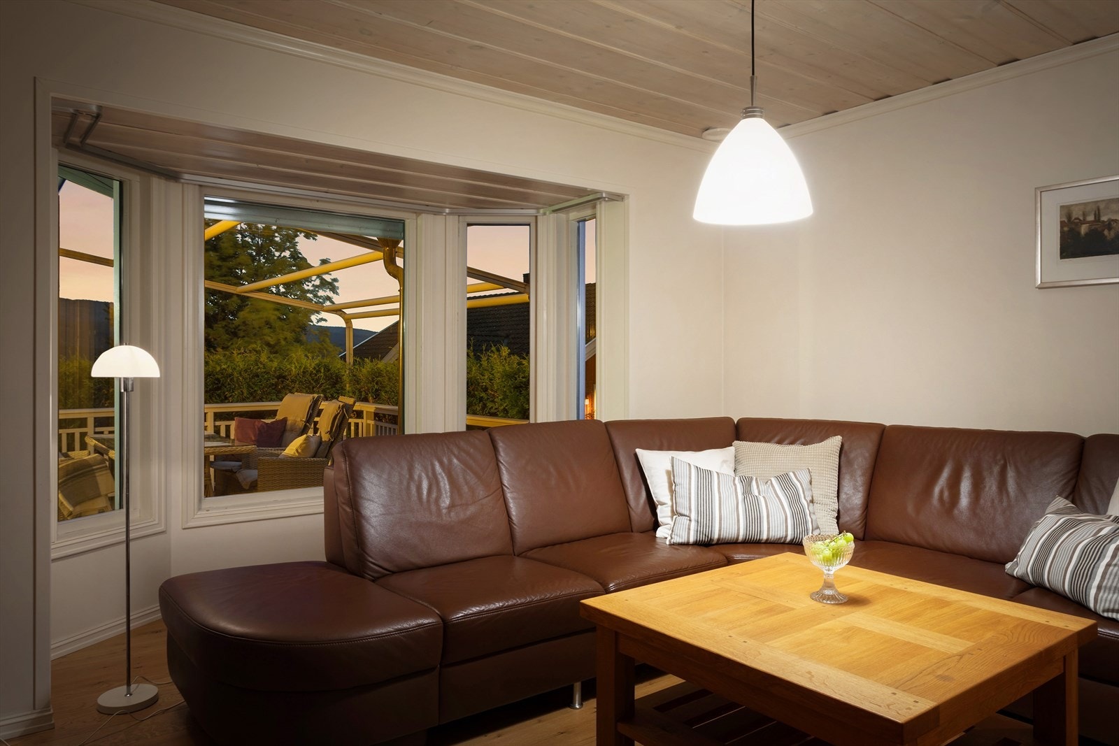 Kveldsstemning i stuen. Galleribilde