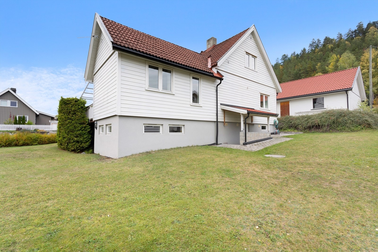 Fint beliggende enebolig med dobbelgarasje, fine uteplasser og solrik hage. Galleribilde