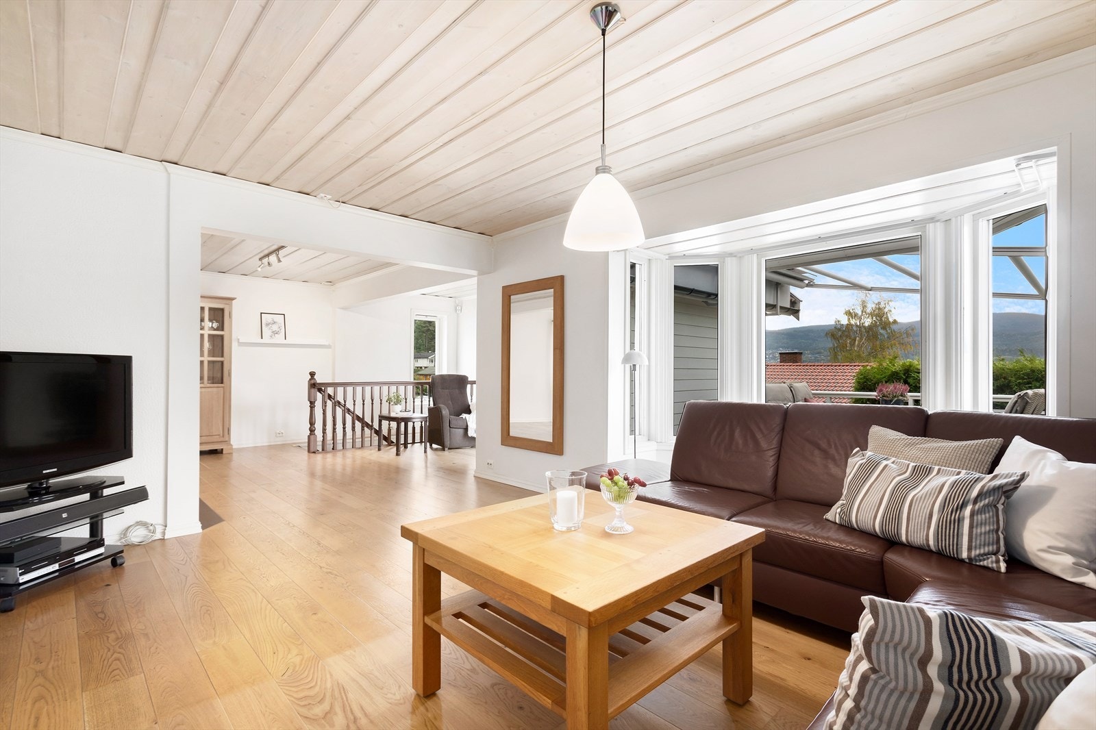 Stuen er meget romslig og har god plass til møblering. Galleribilde