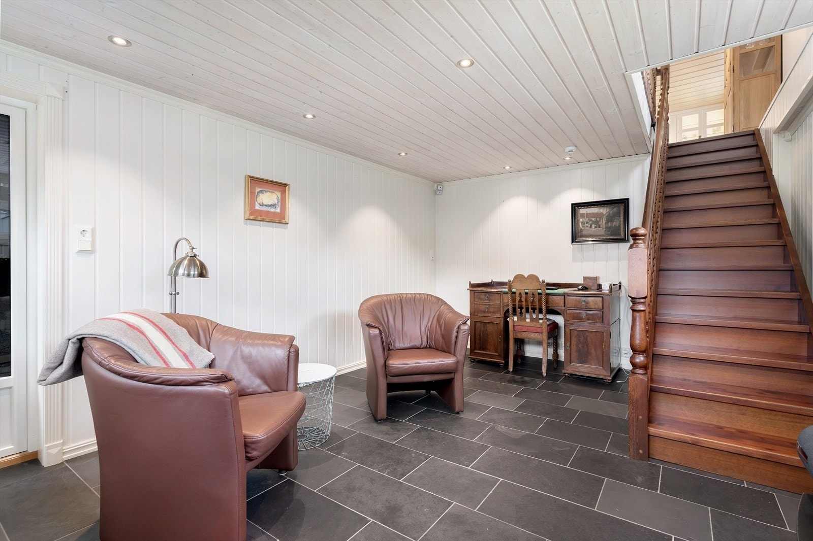 I kjelleren er det innredet en trivelig kjellerstue. (Rommet er ikke omsøkt og er ikke godkjent som rom for varig opphold). Galleribilde