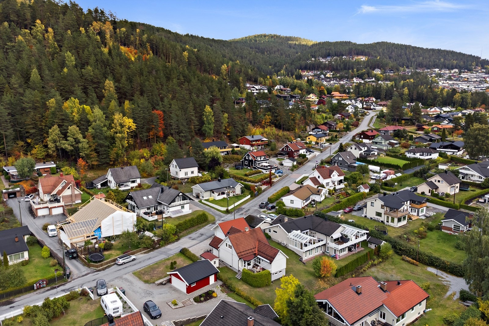 Prestebråtveien 50 ligger i et rolig, veletablert og svært familievennlig boligområde i Krokstadelva. Galleribilde