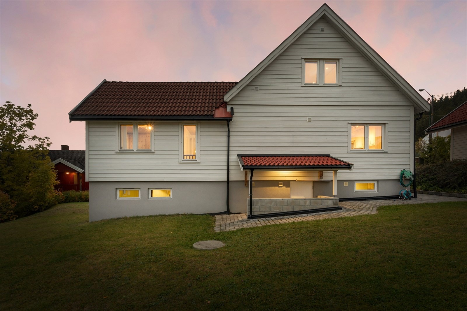 Eiendommen har en fin og barnevennlig hage med masse boltreplass. Galleribilde