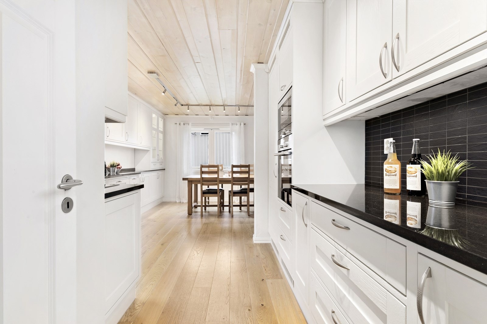 Innredningen har integrerte hvitevarer. Galleribilde