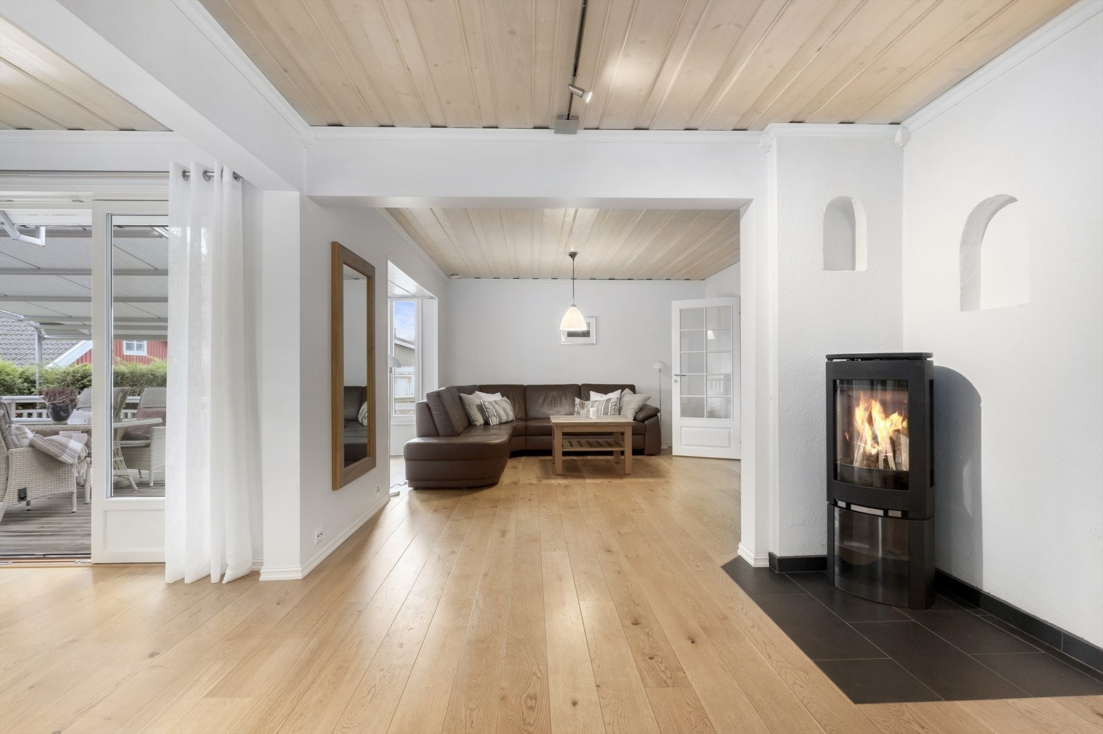 I stuen er det montert en stemningsfull og varmende peisovn. Galleribilde