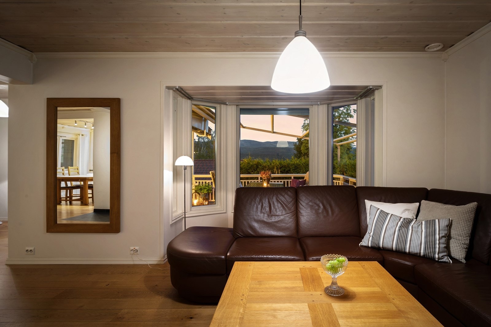 Kveldsstemning i stuen. Galleribilde