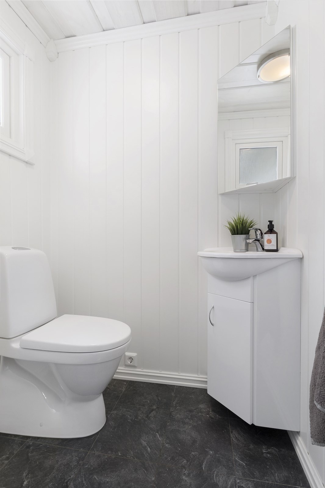 Praktisk separat toalettrom som er innredet med servant og toalett. Galleribilde