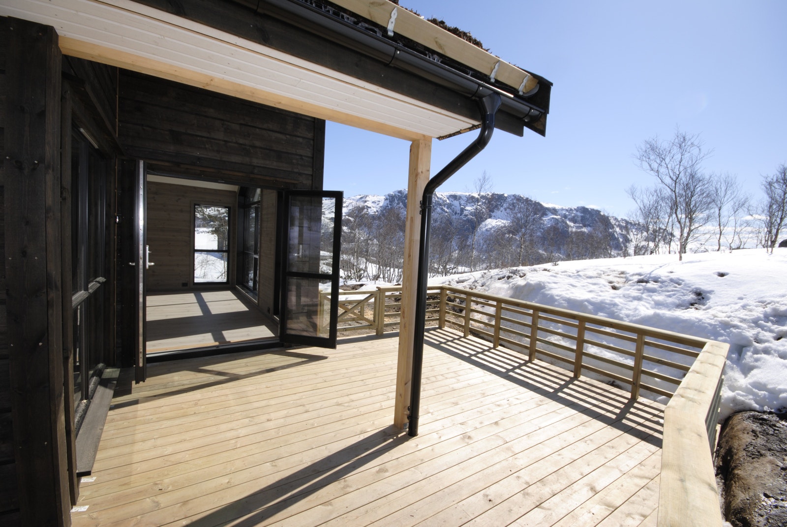 Delvis overbygd terrasse.
(Bilde fra tilsvarende hyttemodell som er noe mindre) Galleribilde