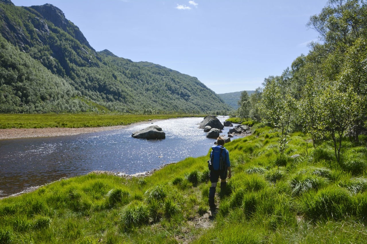 Kvitladalen. Idyllisk dal med langgrunn elv som holder en herlig badetemperatur Galleribilde
