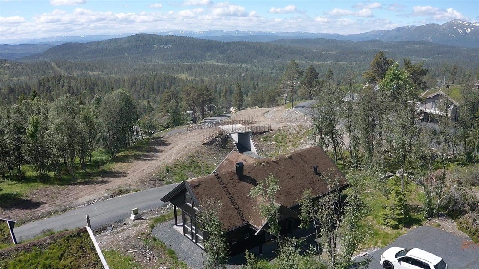 Hytta har praktfull beliggenhet med fantastiske solforhold i Fjellsteggen i Rauland. Eiendommen ligger like over alpinbakken og langrennstraséen. Galleribilde