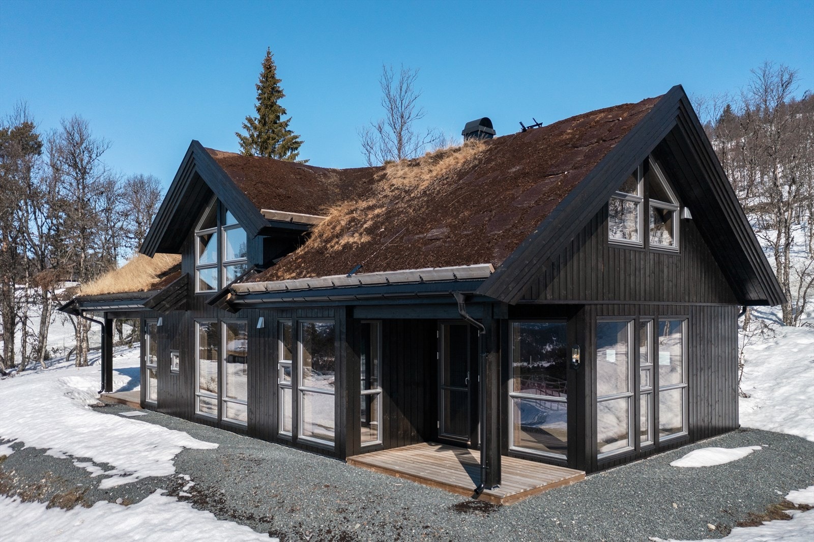 Eiendommen har en meget attraktiv beliggenhet ca. 900moh. Her har du en fantastisk utsikt mot Raulandsfjell. Med sin syd-vestvendte beliggenhet har hytta meget gode solforhold. Galleribilde