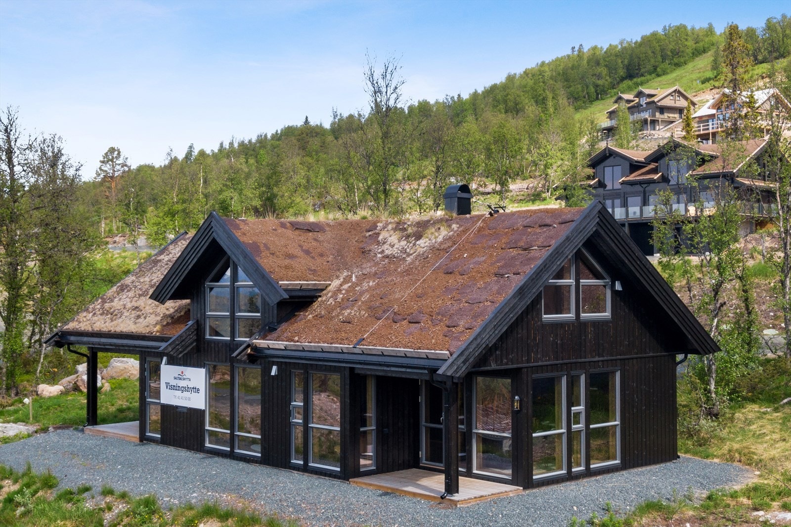 Det er utført tiltak på tovtak med påfyll av torv, og taket er sådd på nytt. Galleribilde