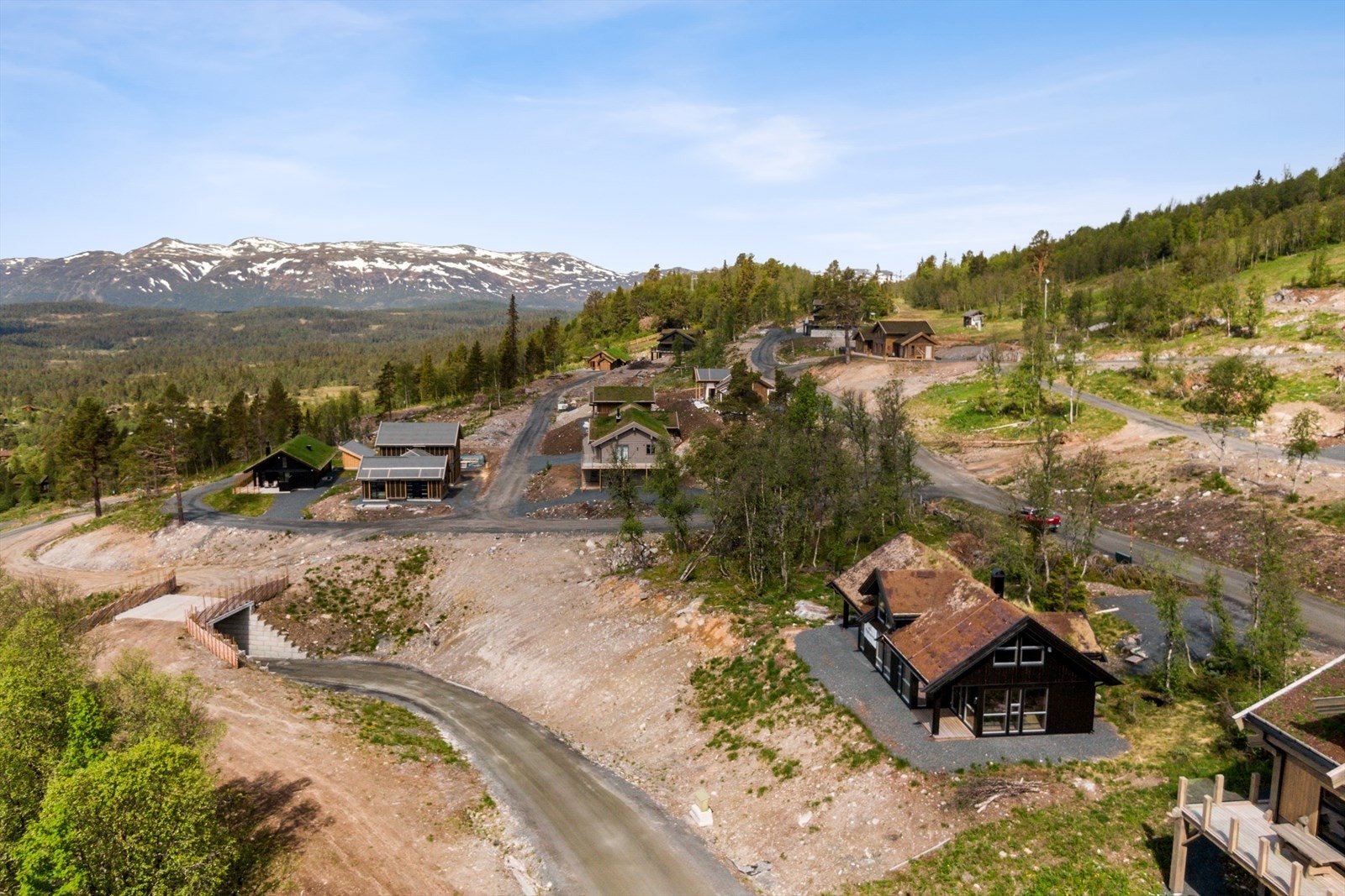 Gårdsplassen og parkering er gruset. Galleribilde