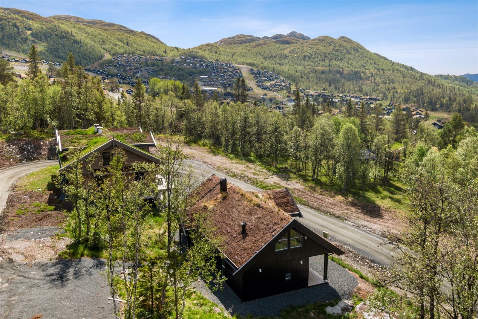 Hytta har praktfull beliggenhet med fantastiske solforhold i Fjellsteggen i Rauland. Eiendommen ligger like over alpinbakken og langrennstraséen. Galleribilde