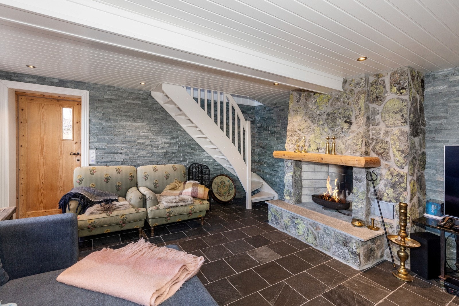 Rommet nede er innredet som peisestue, kjellerstuen står oppført som kjellerrom/tilleggsdel. Selger er i dialog med kommunen for å byggemelde dette som hoveddel og påtar seg kostandene for å få dette i orden Galleribilde