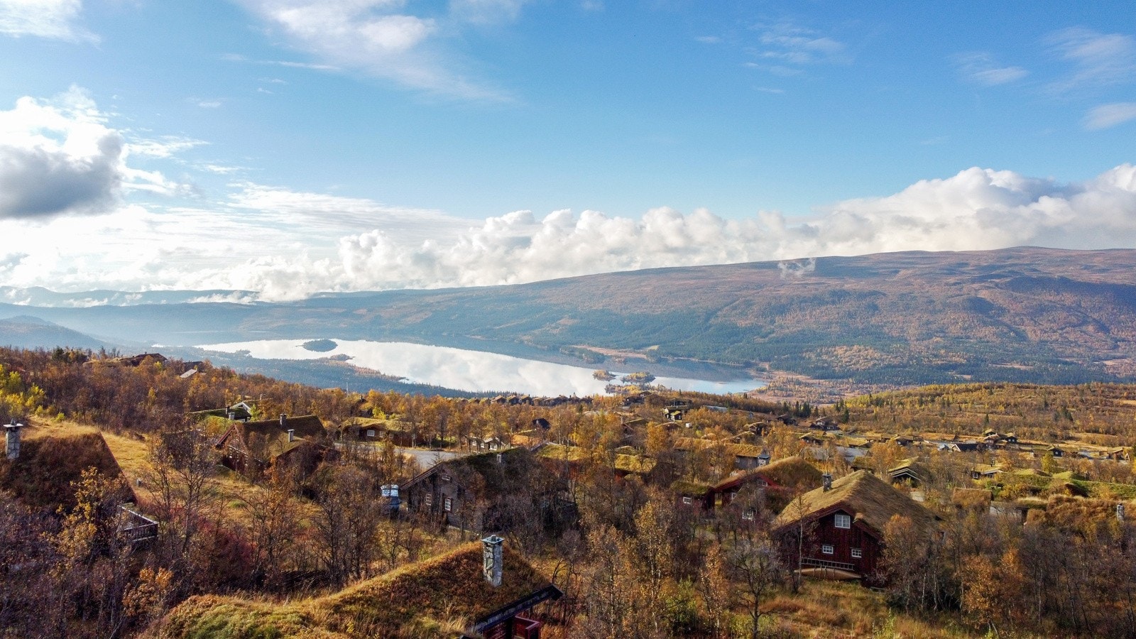 Herfra er det flere fine turmuligheter og en liten kjøretur fra eiendommen er porten til Jotunheimen Galleribilde