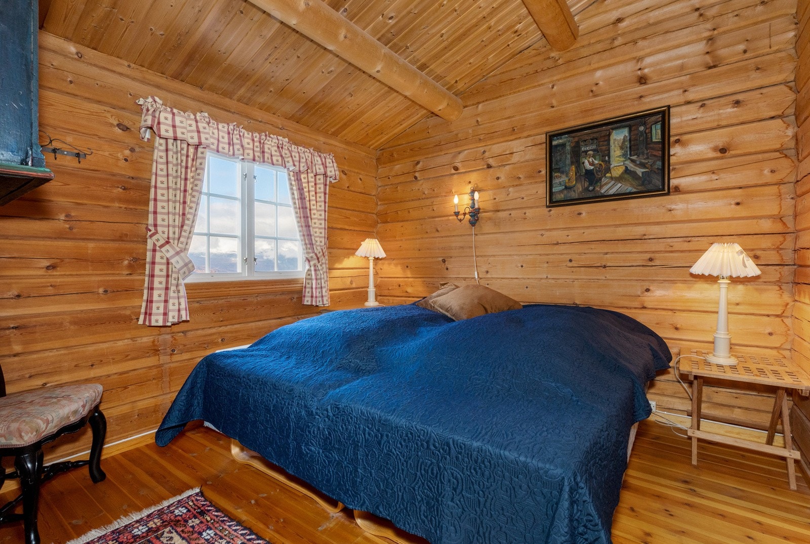 Hovedsoverom med plass til dobbeltseng Galleribilde