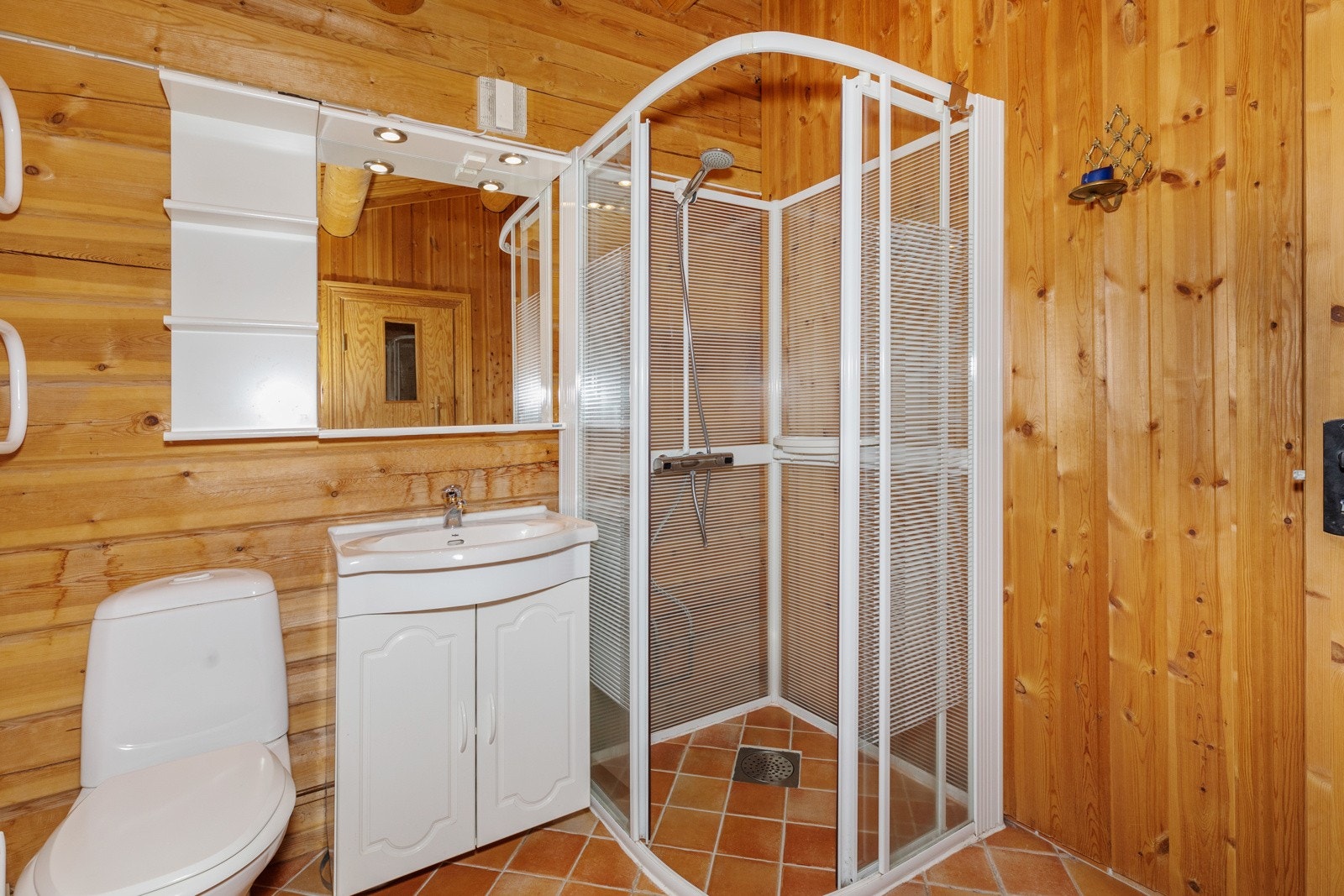 Hytta har to bad, dette med adkomst fra hovedsoverom Galleribilde