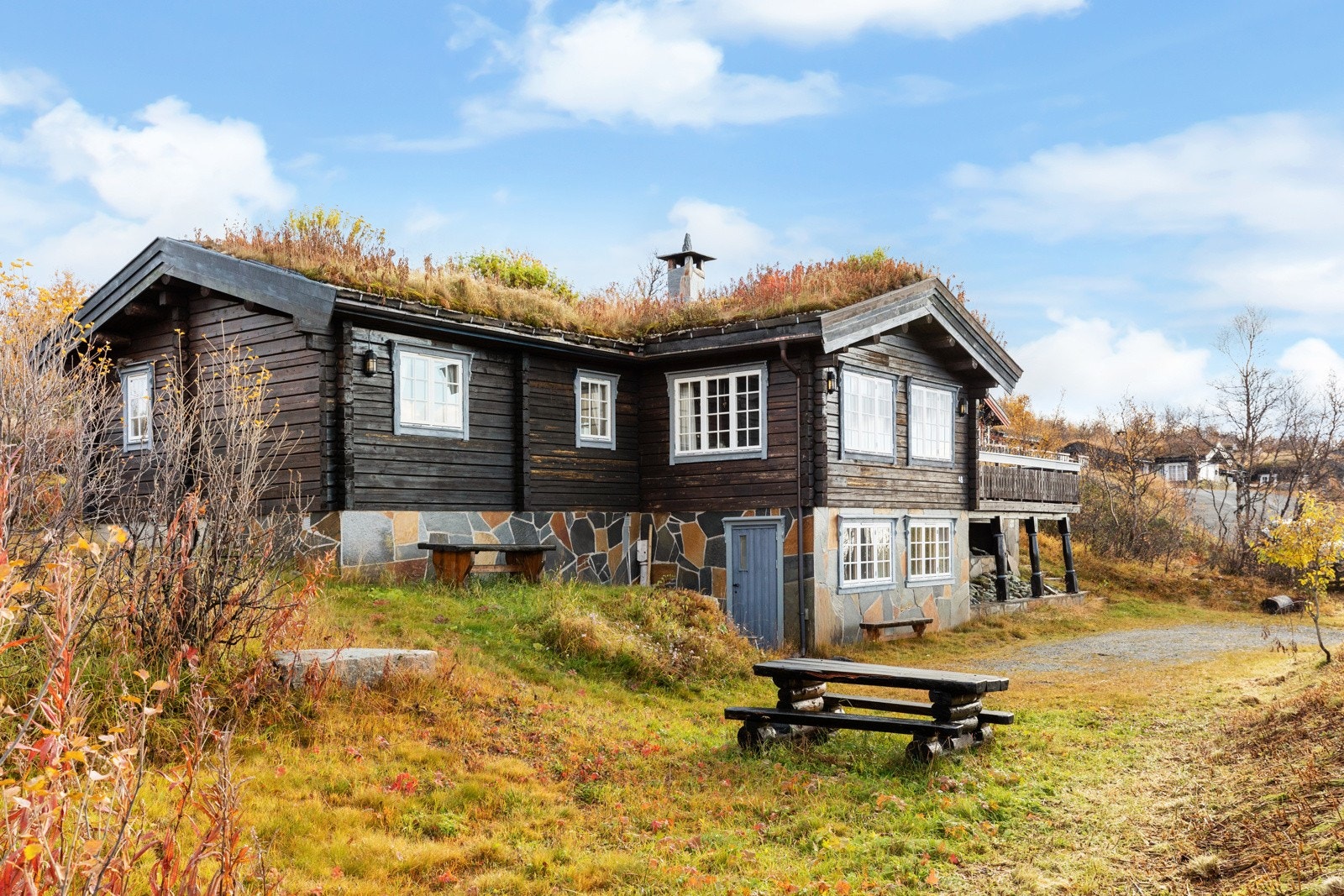 Hytta er satt opp i 1997 og er modell fra Røroshytta i maskinlaftet tømmer Galleribilde