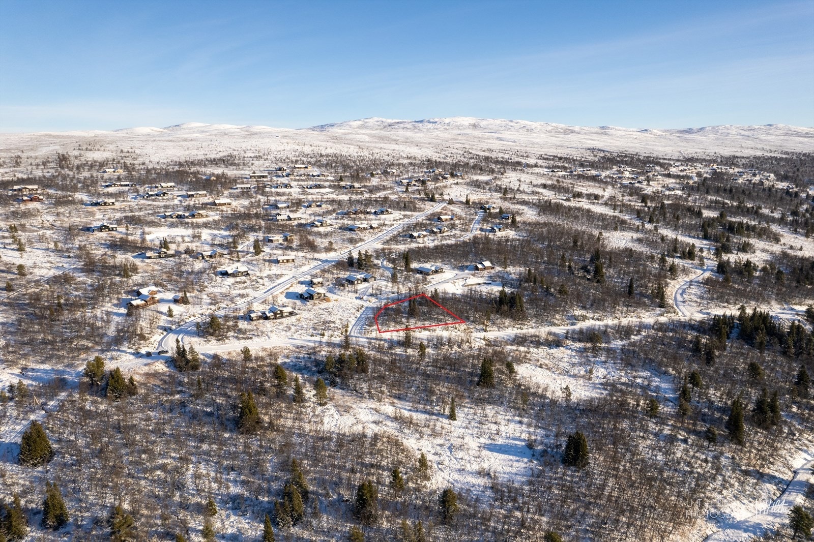 - Oversikt med inntegnet tomt (røde streker er ikke selve grensen, men et estimat) - Galleribilde