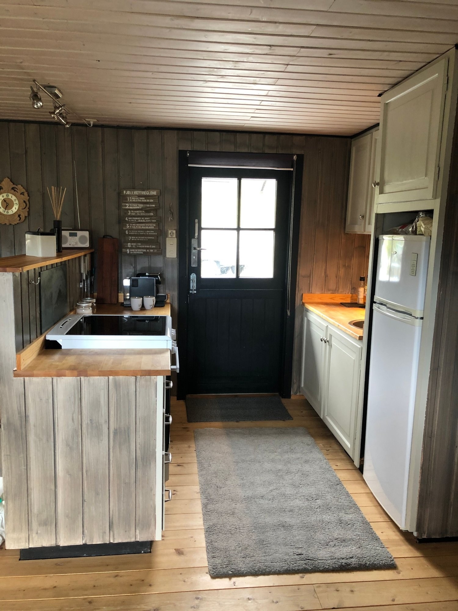 Åpen og enkle kjøkkenløsning. Galleribilde