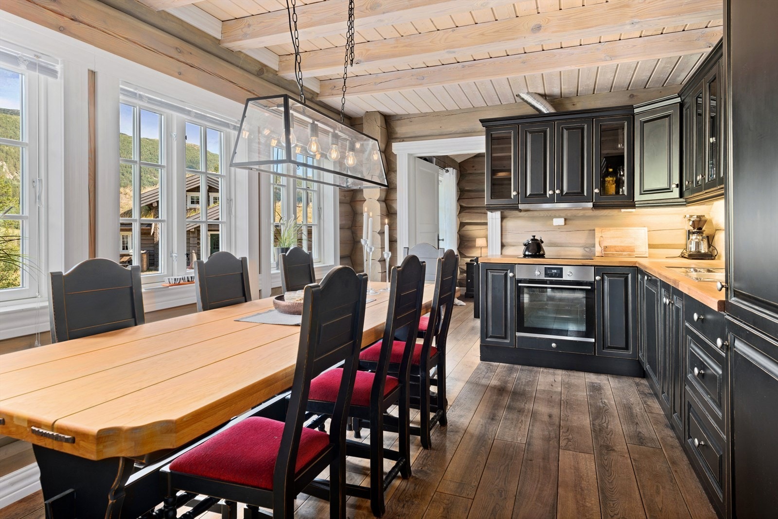 Integrerte hvitevarer på kjøkken medfølger - komfyr, oppvaskmaskin og kjøl/frys. Galleribilde