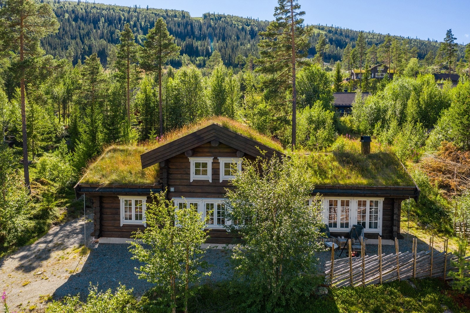 Flott laftet oppstuguhytte fra 2015 - Hytta har gjennomgående bra utførelse og pene detaljer Galleribilde