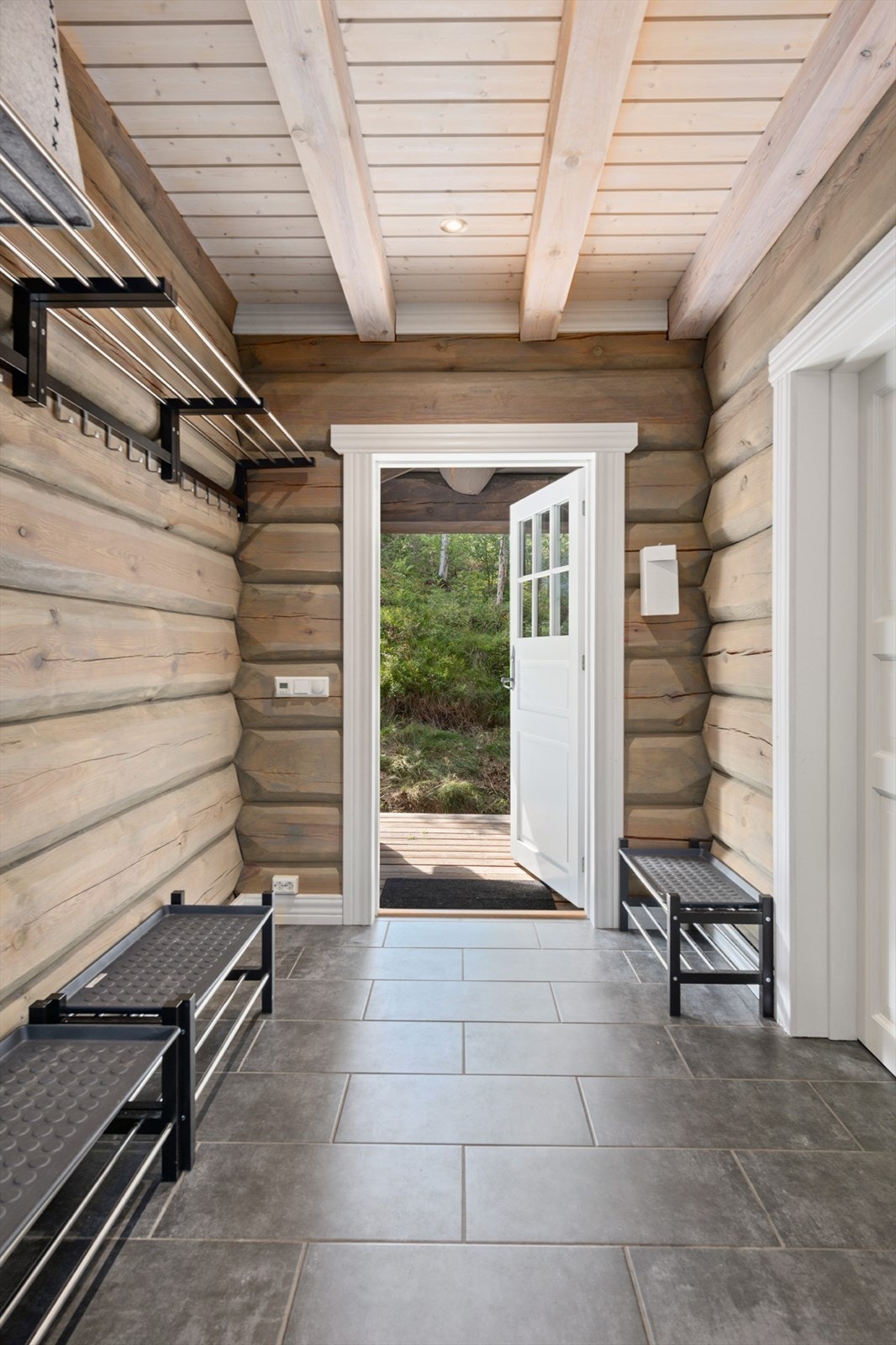 Gang/entre: Garderobeoppheng og varme i gulvet i entre. Galleribilde