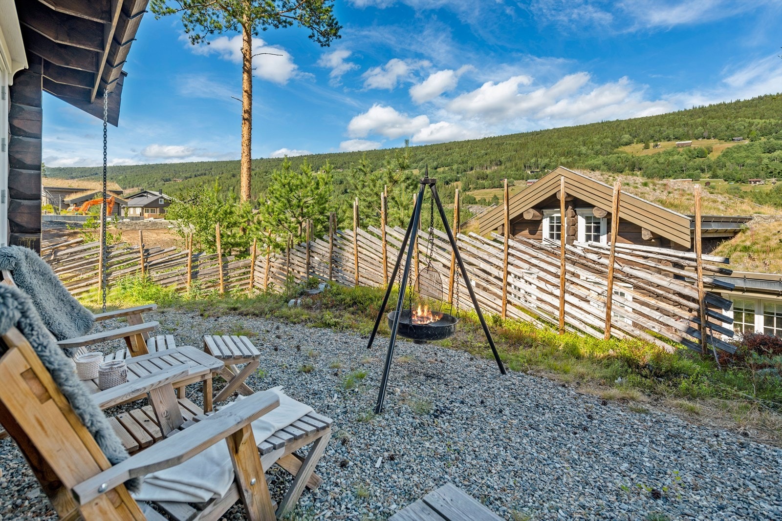 Rundt hytta er det satt opp skigarder Galleribilde