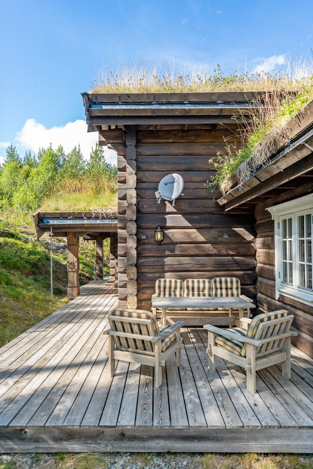 2 stk. terrasser i solretning på bakside av hytte. Galleribilde