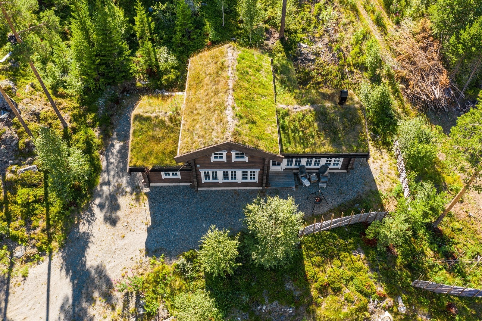 Oppstillingsplass til flere biler på gruset innkjøring. Galleribilde