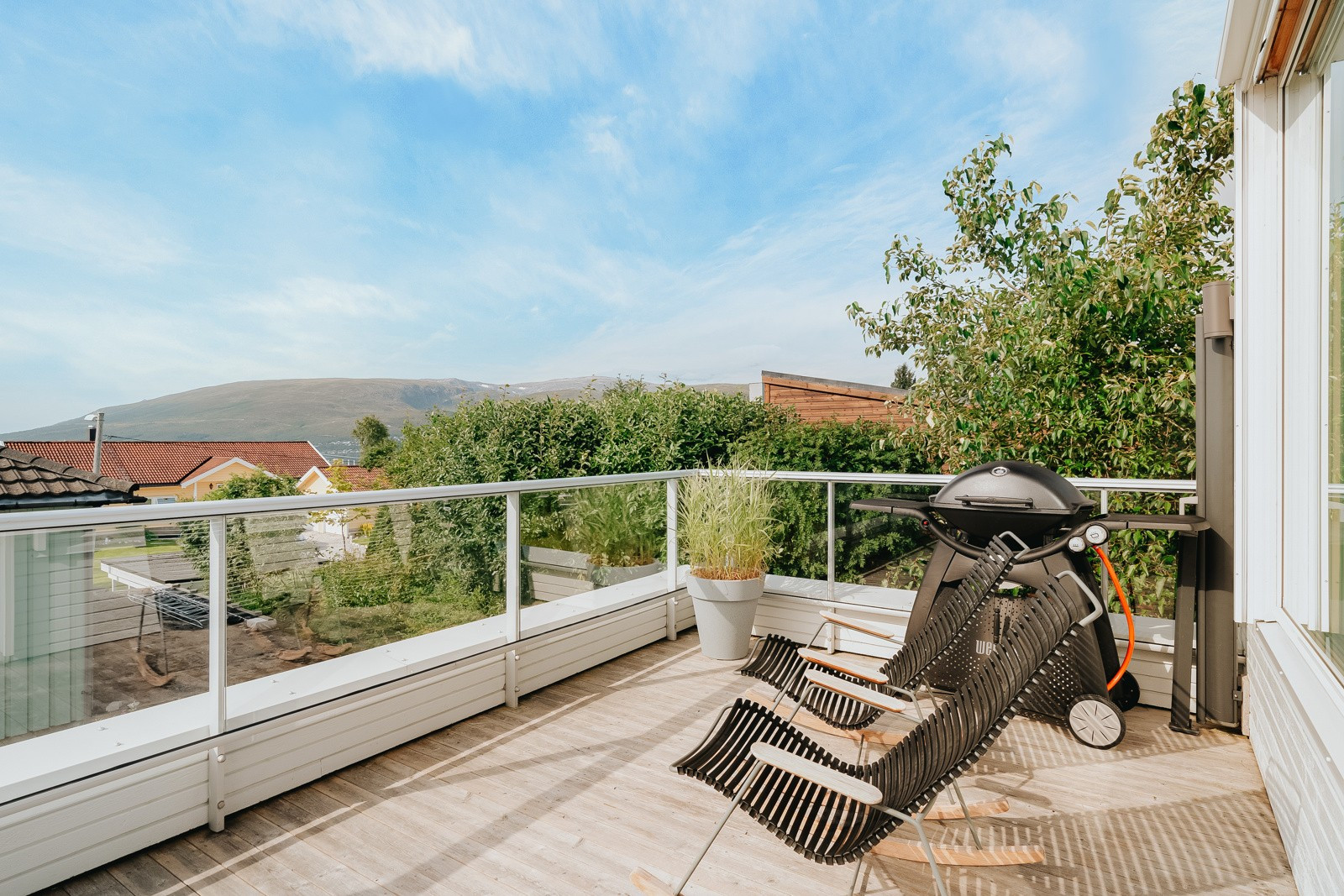 Solforholdene er veldig bra og du kan nyte disse på boligens store terrasseflater