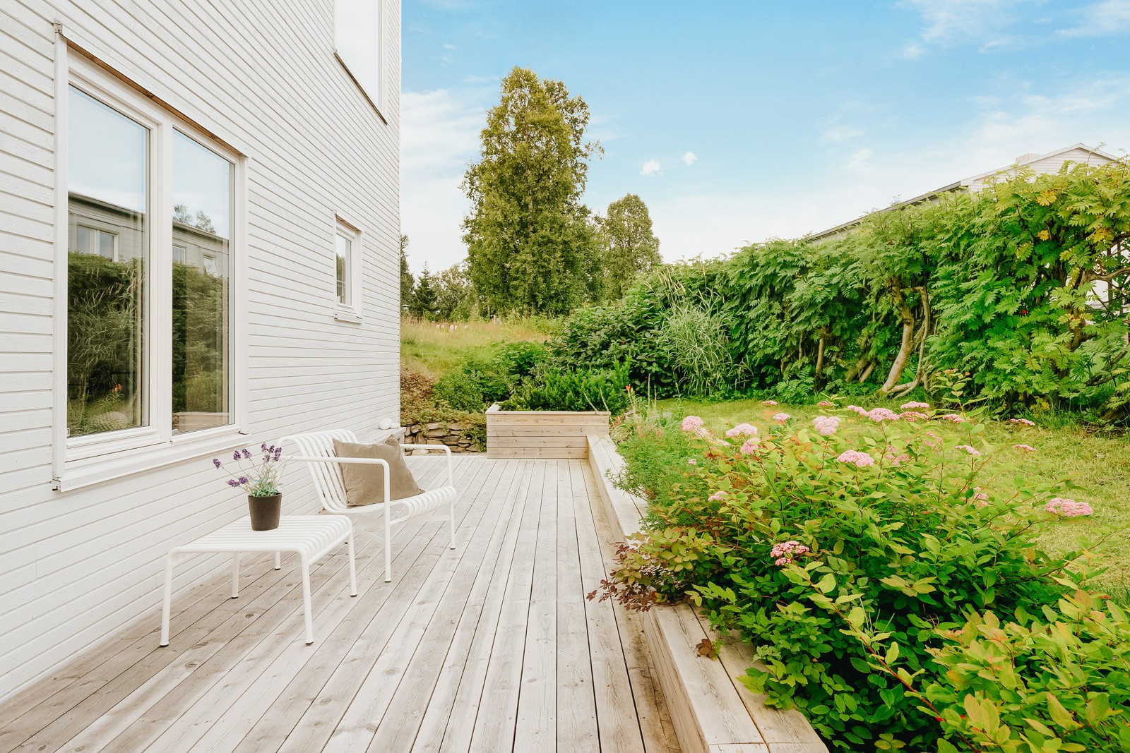 Terrasse på baksiden hvor man kan nyte morgensola
