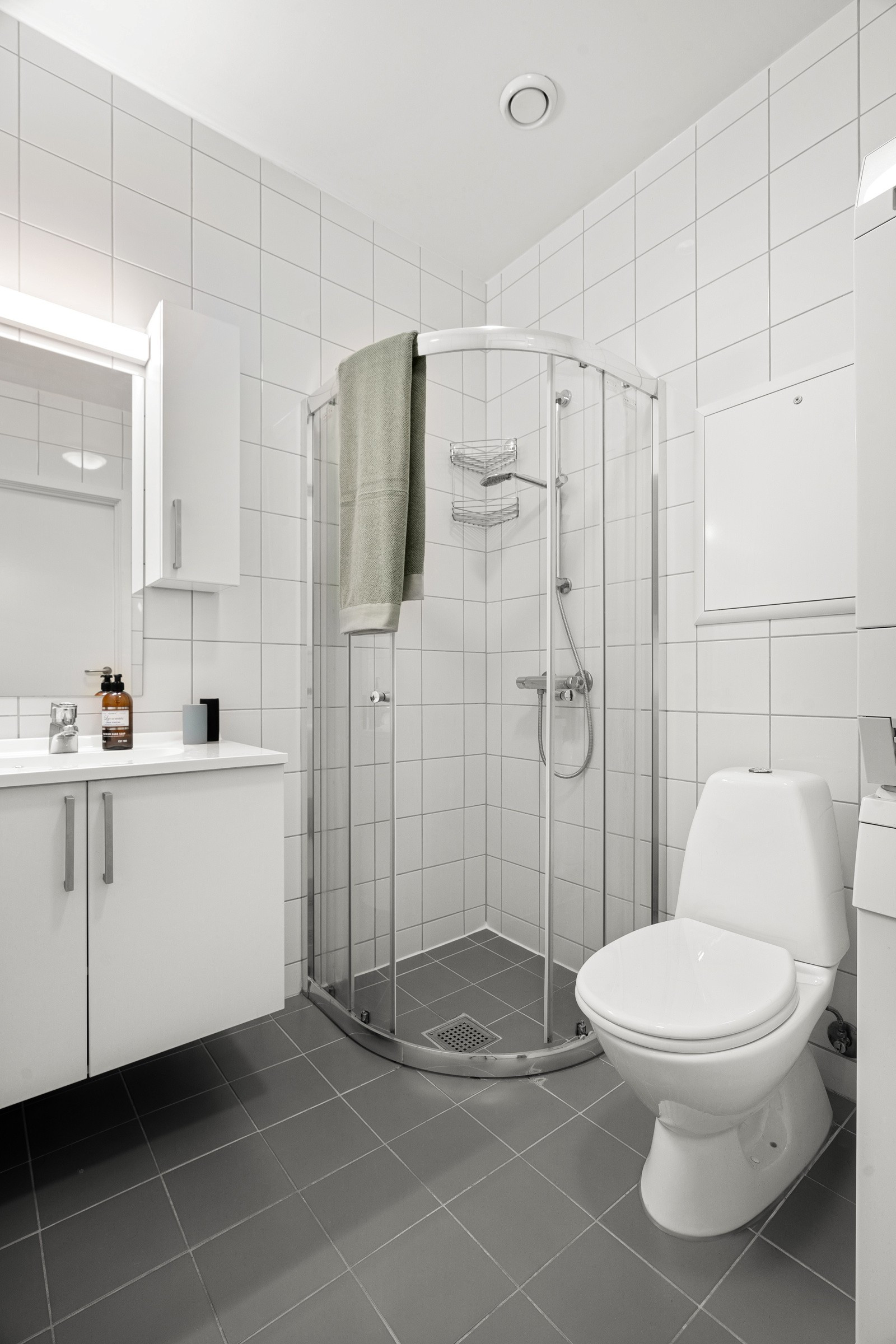 På badet har du også god plass til vaskemaskin og tørketrommel!
