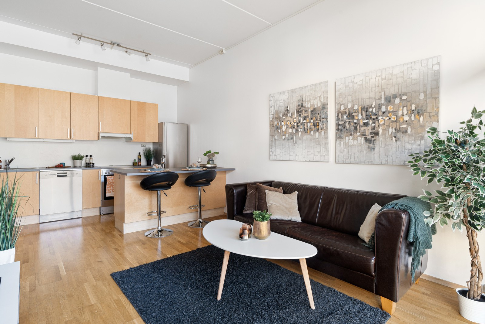 Leiligheten har en moderne og arealeffektiv planløsning med stue og kjøkken i åpen løsning.