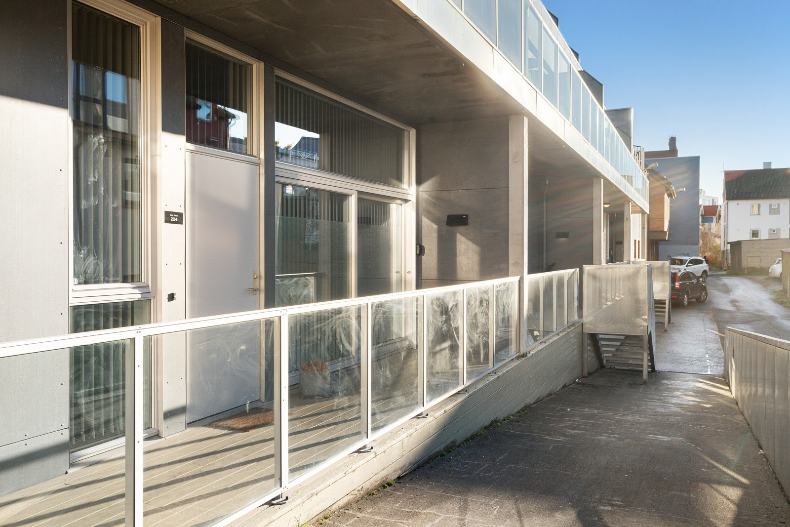 Veranda ved inngangspartiet med plass til utemøbler!